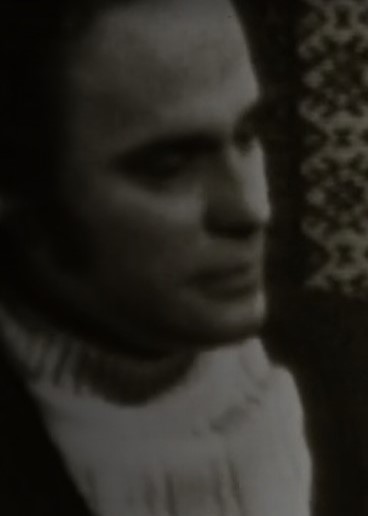     Umarły zbiera oklaski